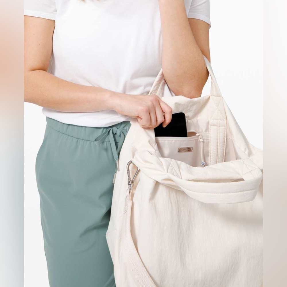 Lululemon NWOT On My Level bag - Picture 5 of 7